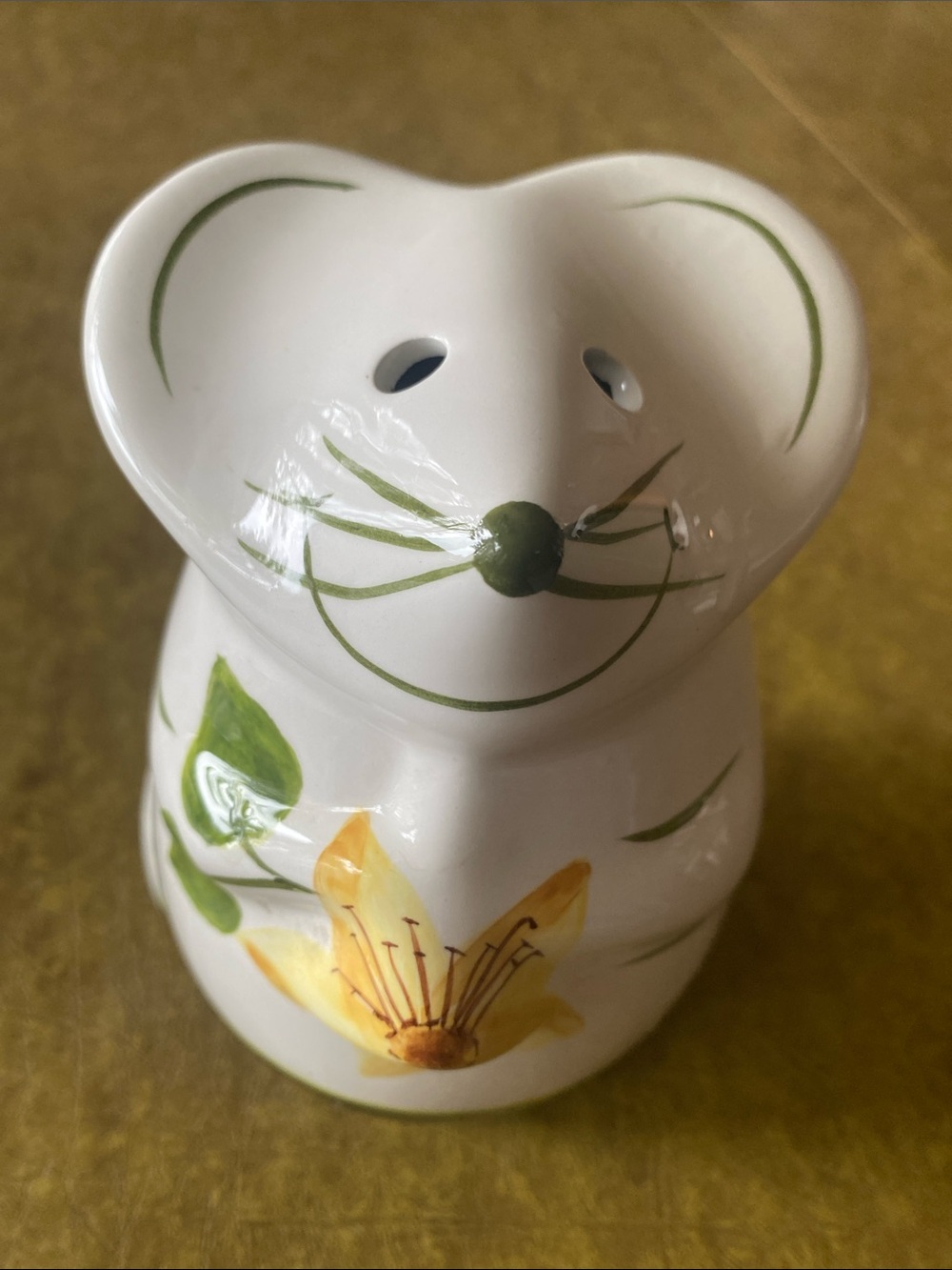 Mouse 🐭 Parmesan cheese 🧀 or favorite 🤩 Italian spices shaker